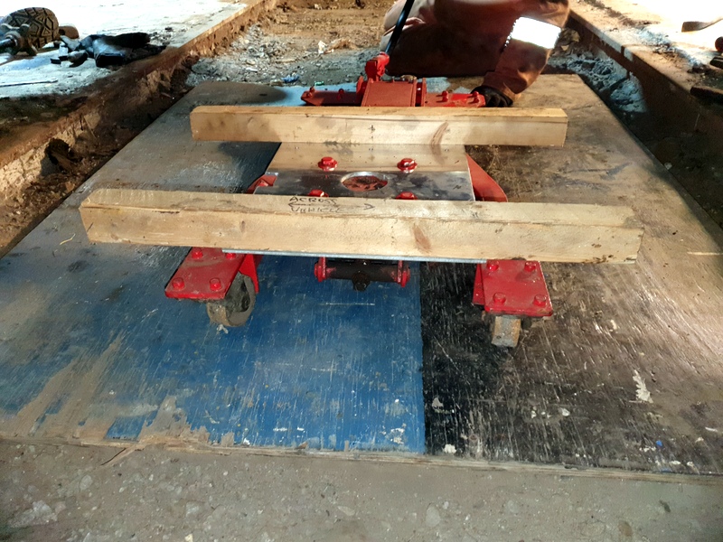 Modified trolley jack for extracting a vacuum cylinder