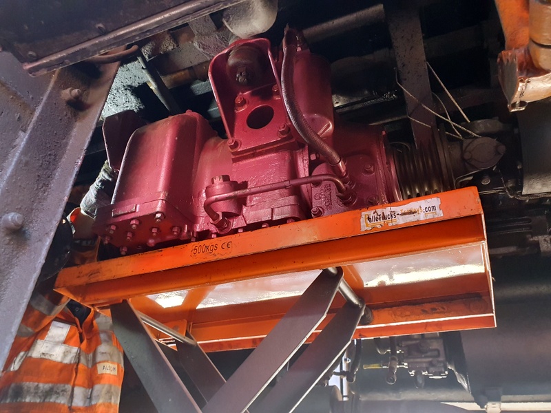 Class 109: Replacement no. 2 gearbox lifted and secured