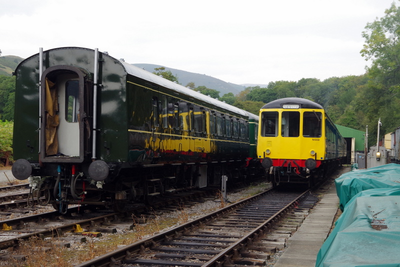 Pentrefelin shunt-a-thon featuring newly-restored class 127 no. 51618