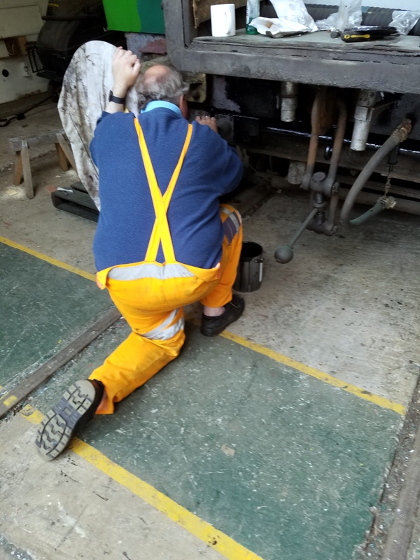 Class 127 Painting the rear buffer beam and jumpers