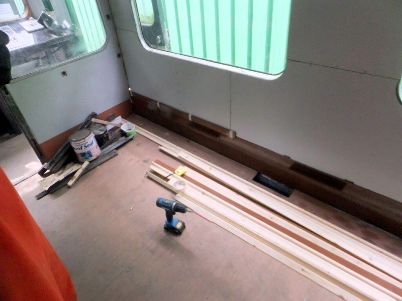 Class 105: Timber mouldings between the floor and metal upstand
