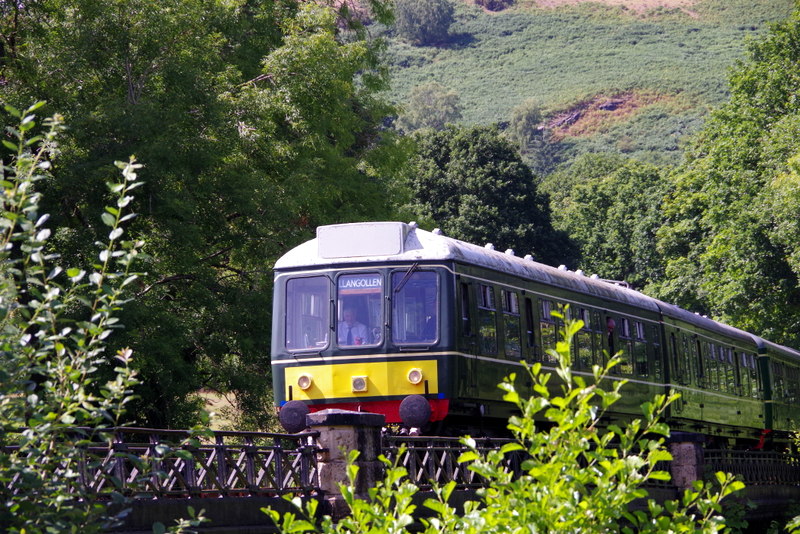 Classes 108 and 109 crossing the Dee Bridge with the 12.50 Carrog-Llangollen on Sunday 07/08/22