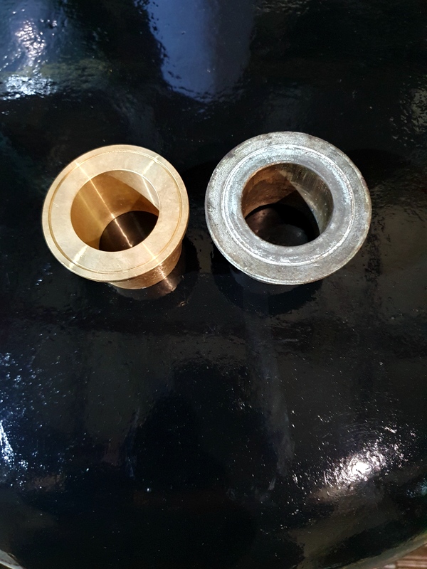 Class 109: New and worn piston rod bushes for the vacuum brake cylinder