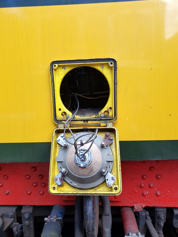 Class 108: Gaining access to the vacuum feed valve via the headlight aperture