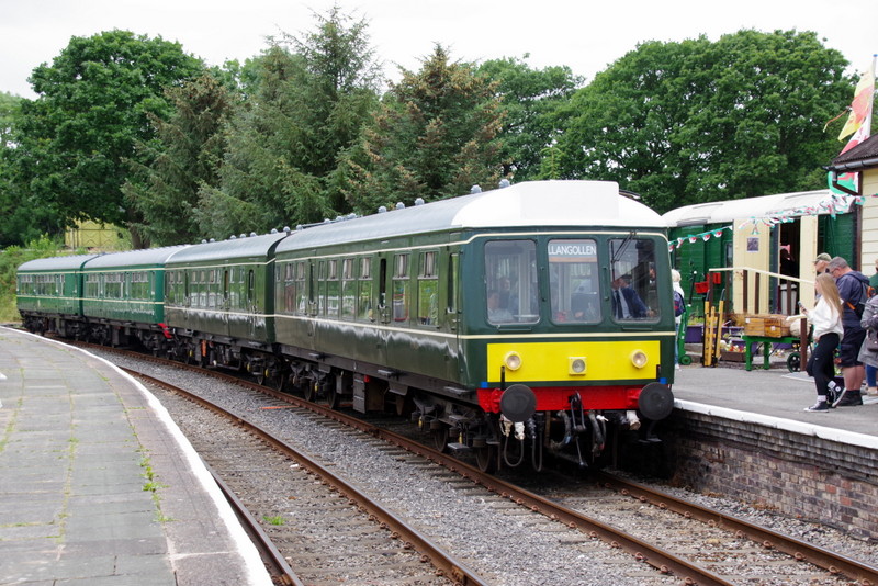 4-car class 108+109 arriving at Glyndyfrdwy on 02/07/23