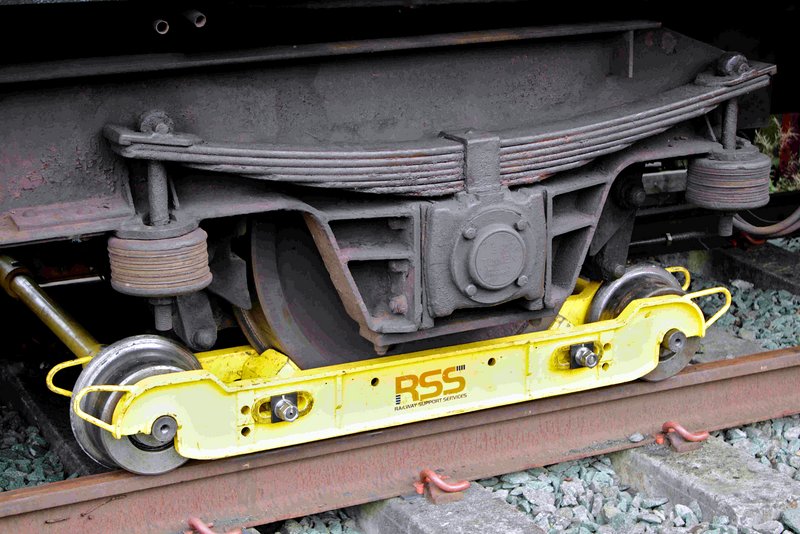 Class 104: A wheelskate under the no. 2 axle of 50454