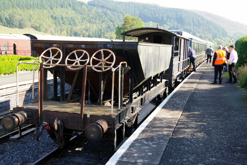 Hybrid class 127/108 coupling on to the tail load at Carrog on 05/10/24