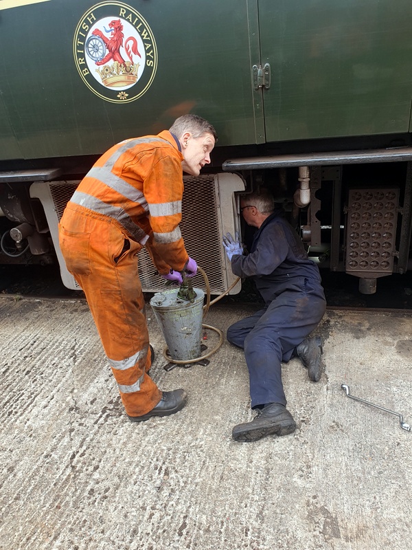 Class 127: Topping up the oil in the radiator fan drive