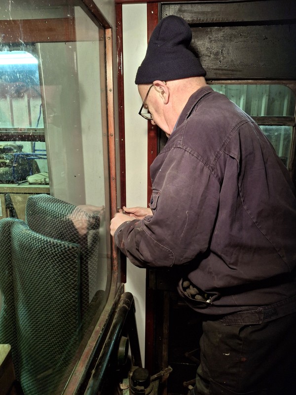 Class 105: Installing beading at the side of the driver's door