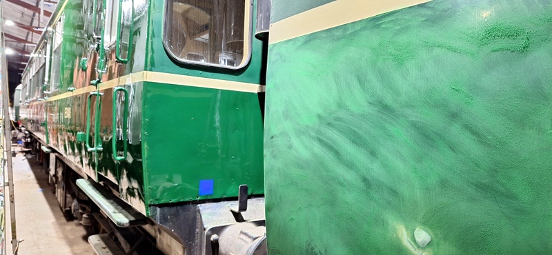 Class 109: Varnished power car; scuffed trailer car