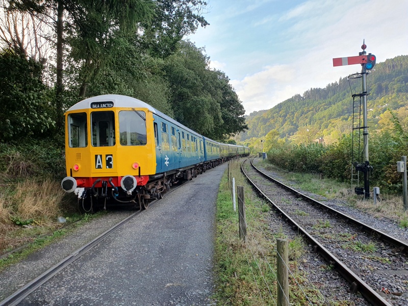 8-car DMU leaving Pentrefelin on 05/10/25