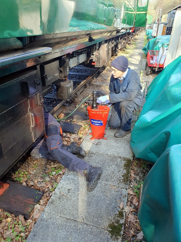 Class 109: Topping up the oil in the no. 2 gearbox
