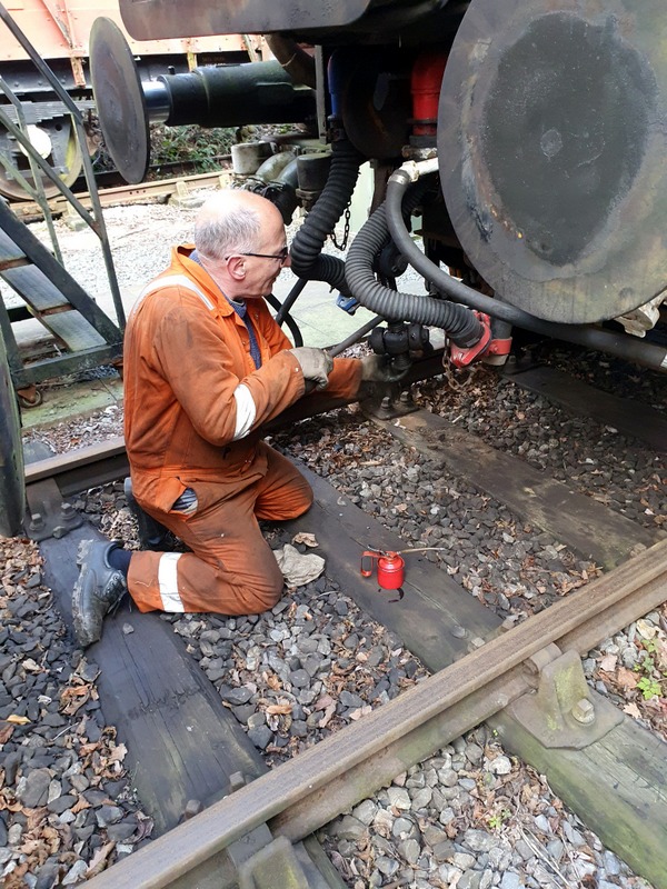 Class 110: Greasing screw couplings and corridor connections