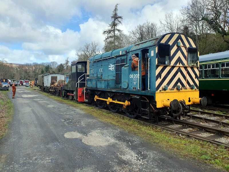 Class 08 08202 shunting the yard at Pentrefelin