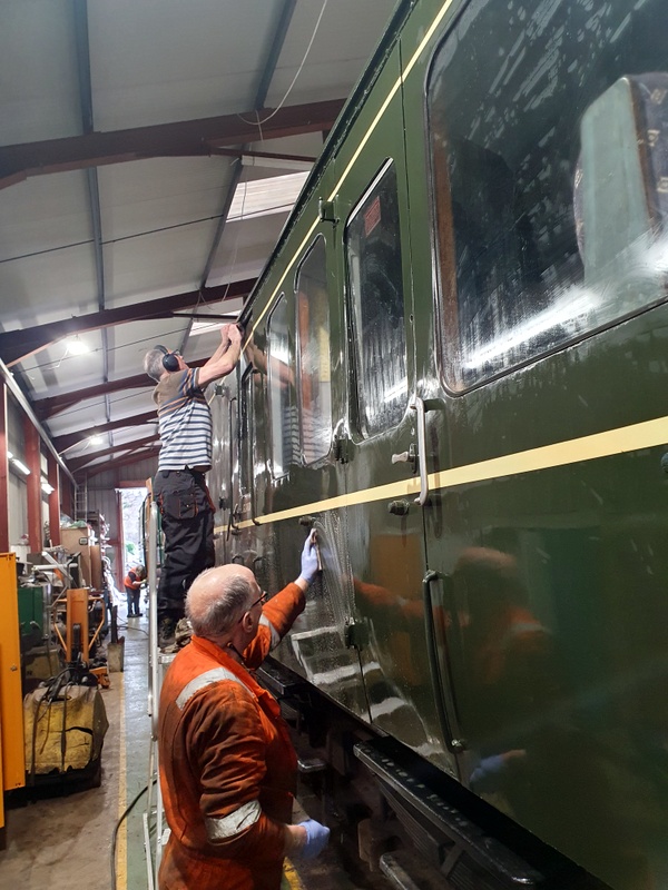 Class 127: Preparing the secondman's side of 51618 for varnishing