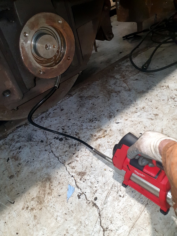 Battery-powered grease gun