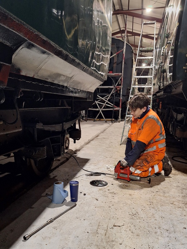 Making use of a battery-powered grease gun