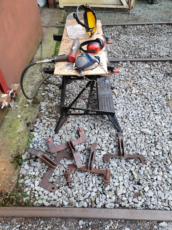 Class 105: Lamp brackets